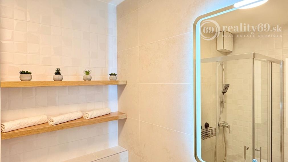 JUH - PRI AUPARKU KRIVÁ - 2 IZBOVÝ BYT KOMPLETNE ZARIADENÝ.