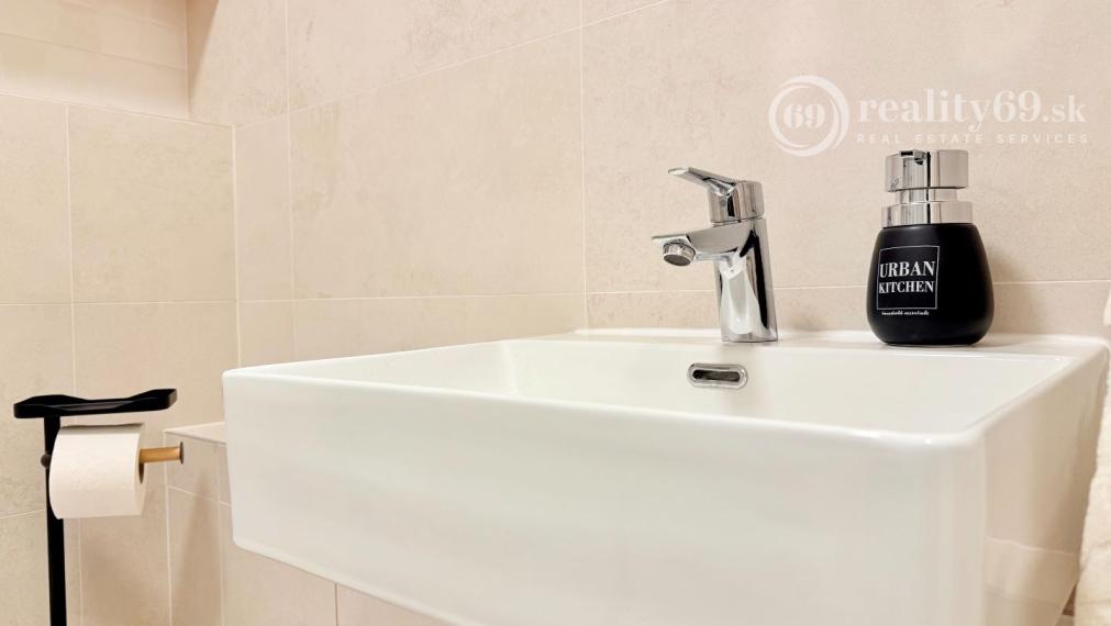 JUH - PRI AUPARKU KRIVÁ - 2 IZBOVÝ BYT KOMPLETNE ZARIADENÝ.