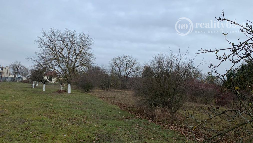 SEČOVCE - ROVINATÝ STAVEBNÝ POZEMOK 1417 PRIAMO V OBCI IS PRI POZEMKU.