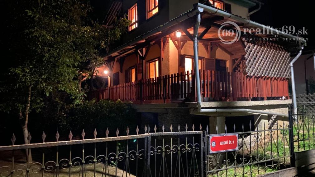 SZALONNA KOMPLETNE ZARIADENÁ 4 IZBOVÁ CHATA PRI JAZERE RAKACA.
