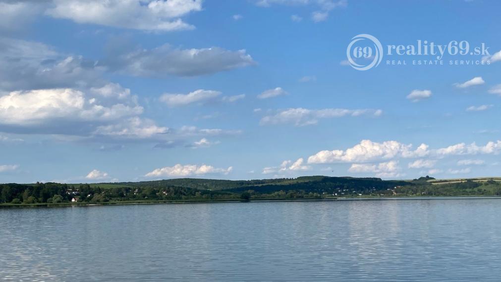 SZALONNA KOMPLETNE ZARIADENÁ 4 IZBOVÁ CHATA PRI JAZERE RAKACA.