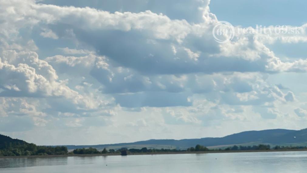 SZALONNA KOMPLETNE ZARIADENÁ 4 IZBOVÁ CHATA PRI JAZERE RAKACA.