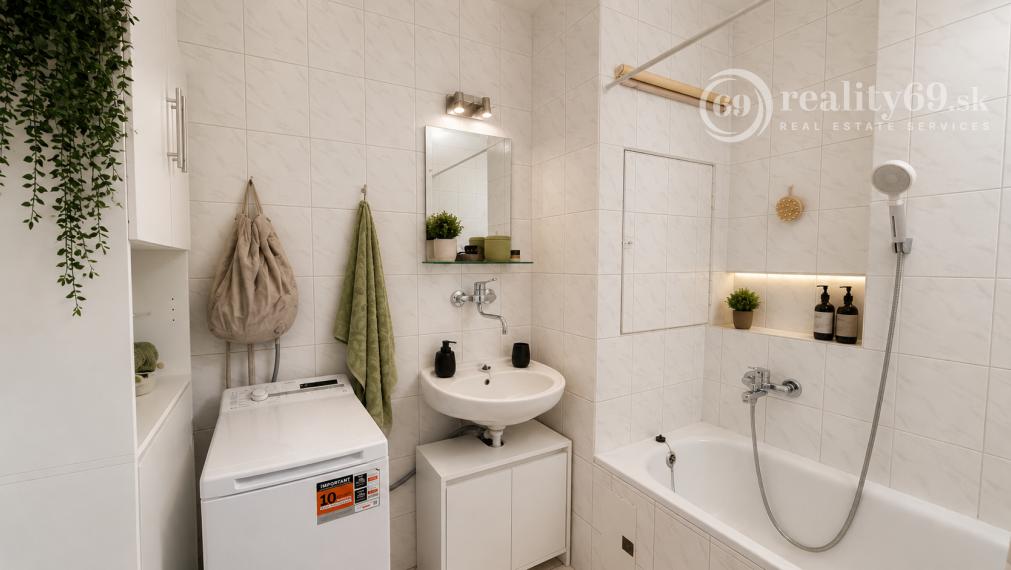 JUH - VEĽKORYSÝ 2 IZBOVÝ BYT 74 M2 S VLASTNÝM PARKOVACÍM MIESTOM
