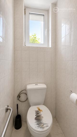 JUH - VEĽKORYSÝ 2 IZBOVÝ BYT 74 M2 S VLASTNÝM PARKOVACÍM MIESTOM