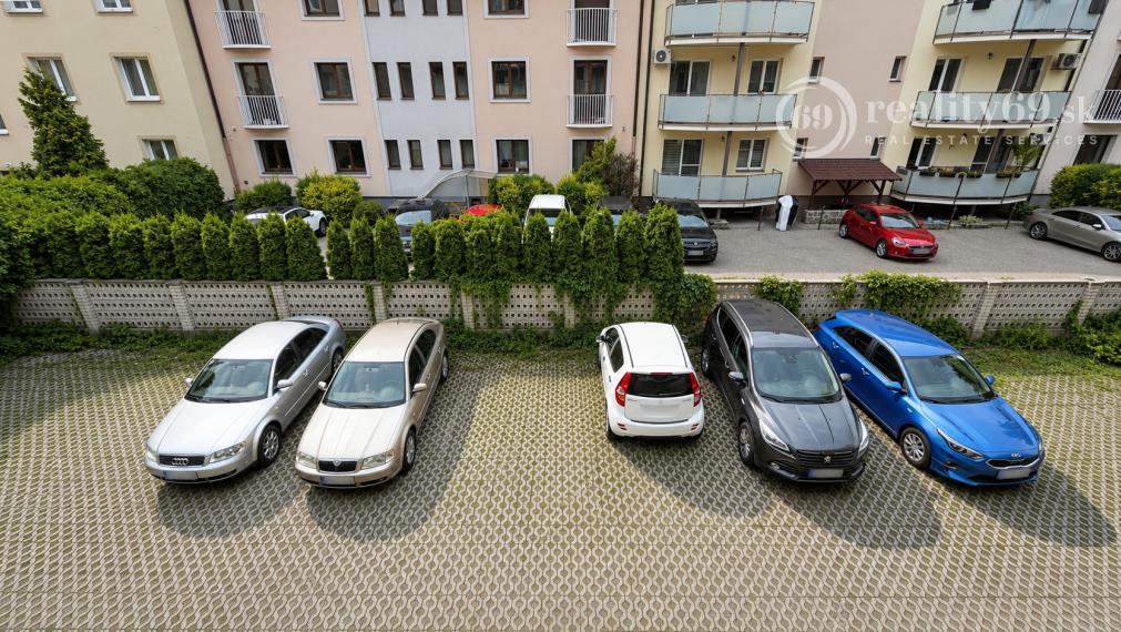 JUH - VEĽKORYSÝ 2 IZBOVÝ BYT 74 M2 S VLASTNÝM PARKOVACÍM MIESTOM