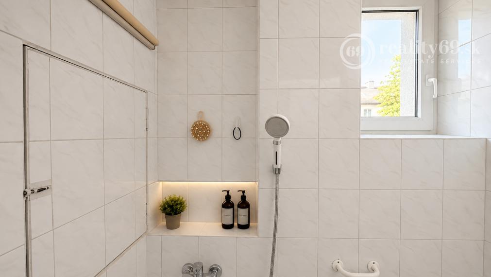JUH - VEĽKORYSÝ 2 IZBOVÝ BYT 74 M2 S VLASTNÝM PARKOVACÍM MIESTOM