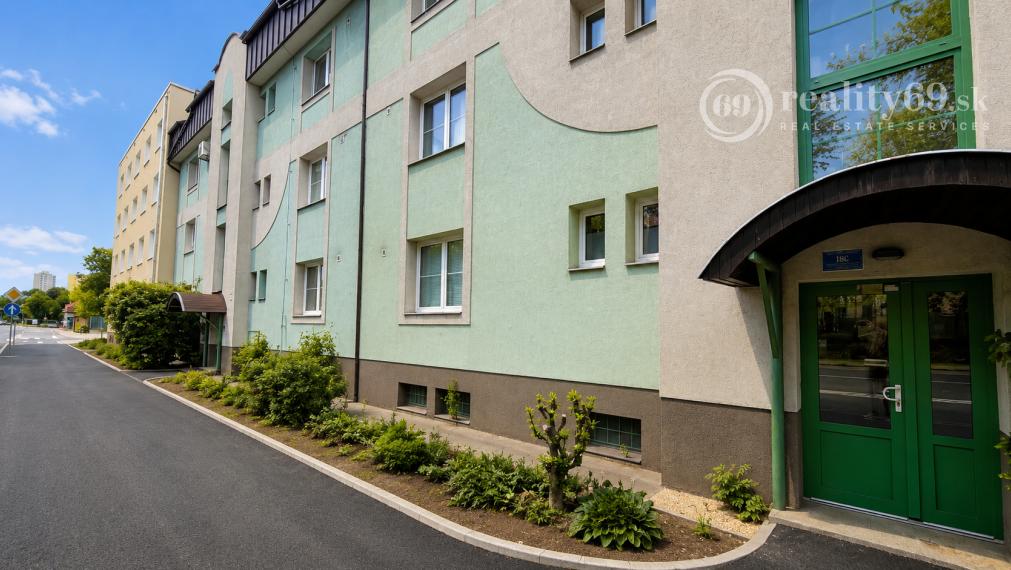 JUH - VEĽKORYSÝ 2 IZBOVÝ BYT 74 M2 S VLASTNÝM PARKOVACÍM MIESTOM