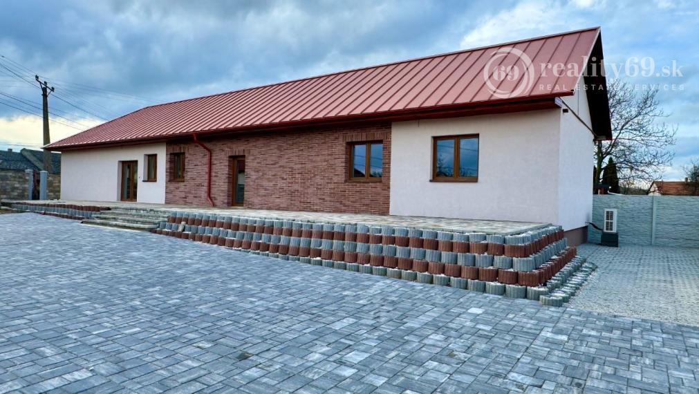 MAĎARSKO - HIDASNÉMETI - NOVOSTAVBA 4 IZBOVÝ RD 161 M2, TERASA 105 M2, PIVNICA, POZEMOK 1039 M2.