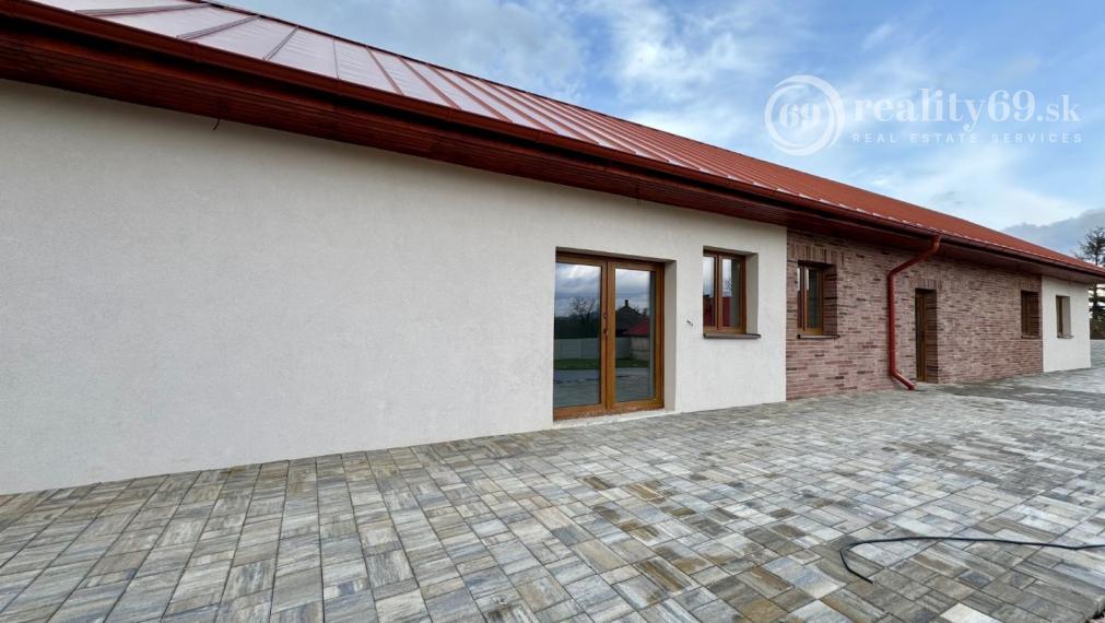 MAĎARSKO - HIDASNÉMETI - NOVOSTAVBA 4 IZBOVÝ RD 161 M2, TERASA 105 M2, PIVNICA, POZEMOK 1039 M2.
