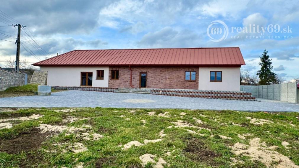 MAĎARSKO - HIDASNÉMETI - NOVOSTAVBA 4 IZBOVÝ RD 161 M2, TERASA 105 M2, PIVNICA, POZEMOK 1039 M2.
