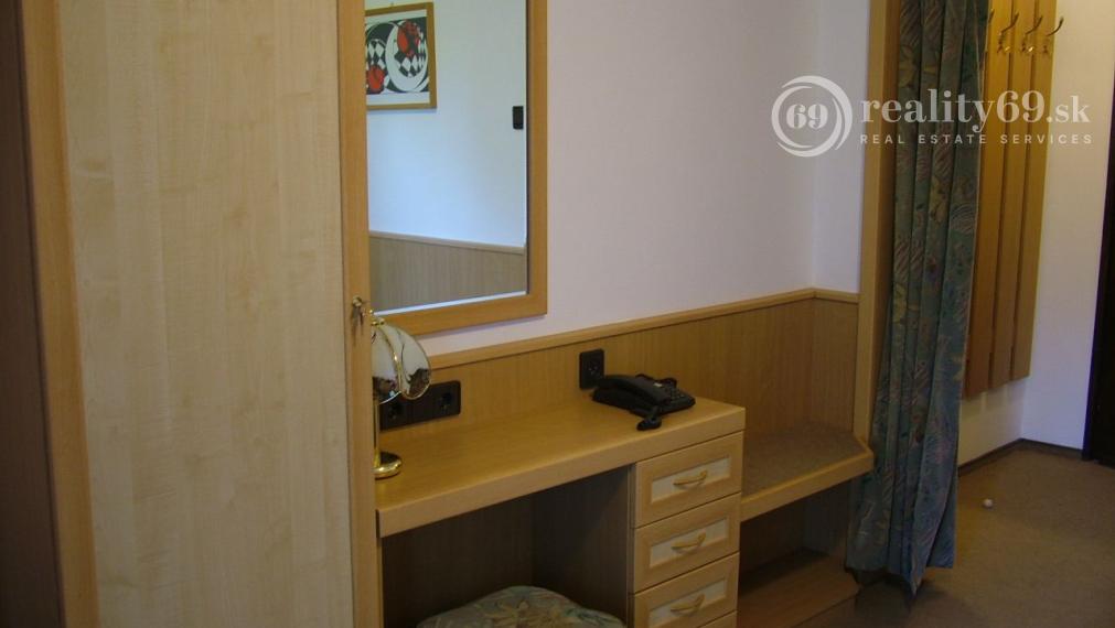 MAĎARSKO - GONC 13 IZBOVÝ OBYTNÝ OBJEKT NA BÝVANIE, PODNIKANIE
