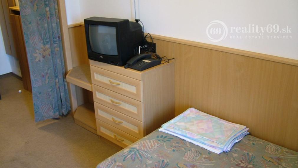 MAĎARSKO - GONC 13 IZBOVÝ OBYTNÝ OBJEKT NA BÝVANIE, PODNIKANIE