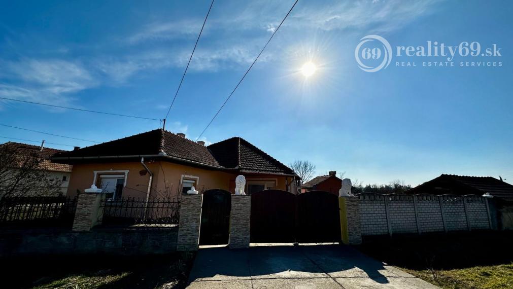 MAĎARSKO - SZENDRO 2 IZBOVÝ PEKNÝ ZREKONŠTRUOVANÝ RODINNÝ DOM  SO SAMOSTATNOU GARÁŽOU