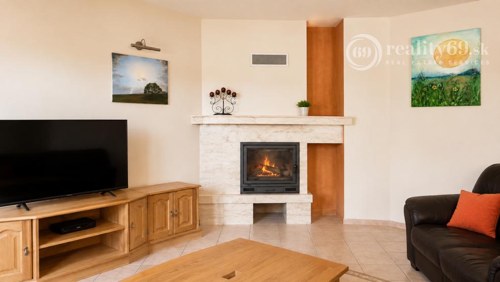 JUH - VÝBORNÁ LOKALITA - SKLADNÁ POSCHODOVÝ RODINNÝ DOM 300 M2