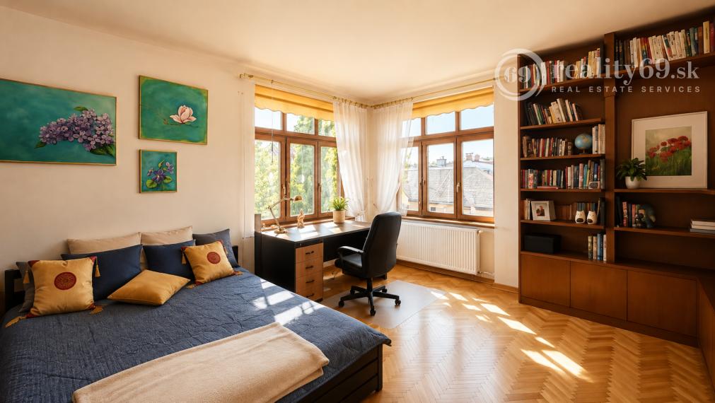 JUH - VÝBORNÁ LOKALITA - SKLADNÁ POSCHODOVÝ RODINNÝ DOM 300 M2