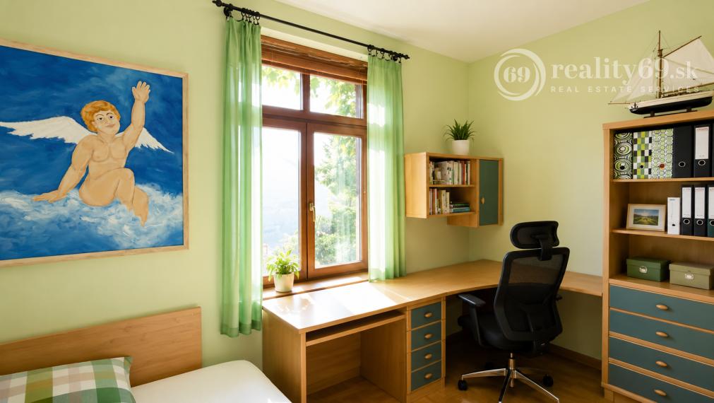 JUH - VÝBORNÁ LOKALITA - SKLADNÁ POSCHODOVÝ RODINNÝ DOM 300 M2