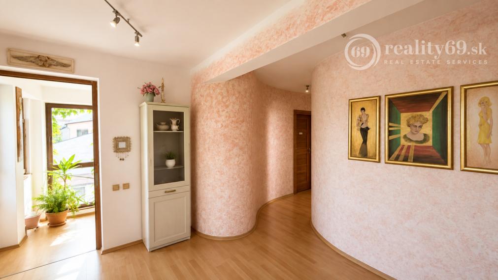JUH - VÝBORNÁ LOKALITA - SKLADNÁ POSCHODOVÝ RODINNÝ DOM 300 M2