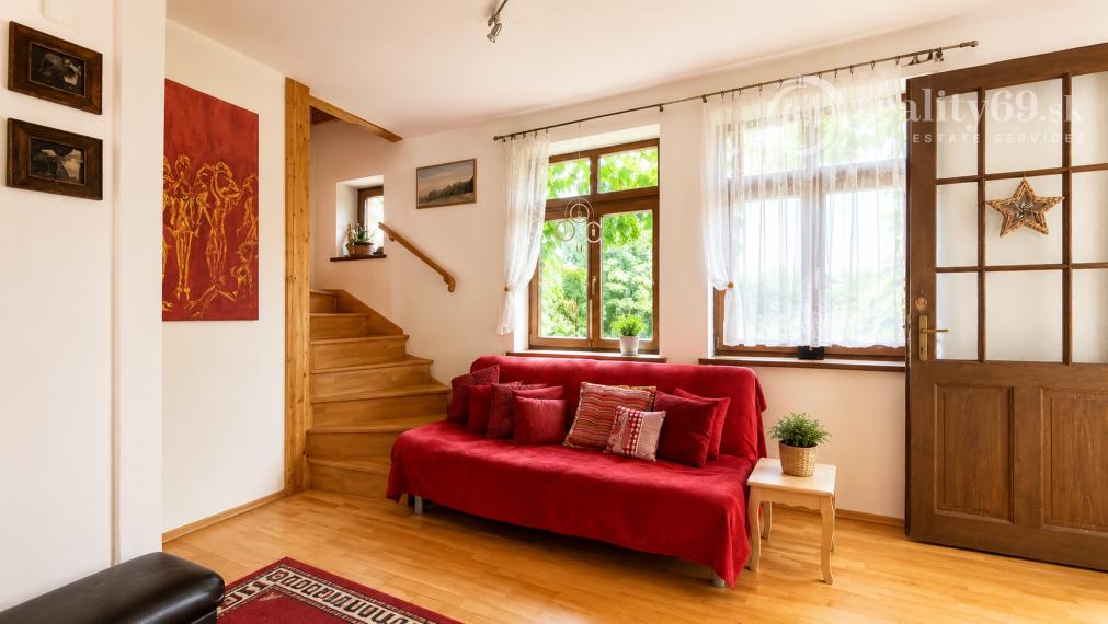 JUH - VÝBORNÁ LOKALITA - SKLADNÁ POSCHODOVÝ RODINNÝ DOM 300 M2