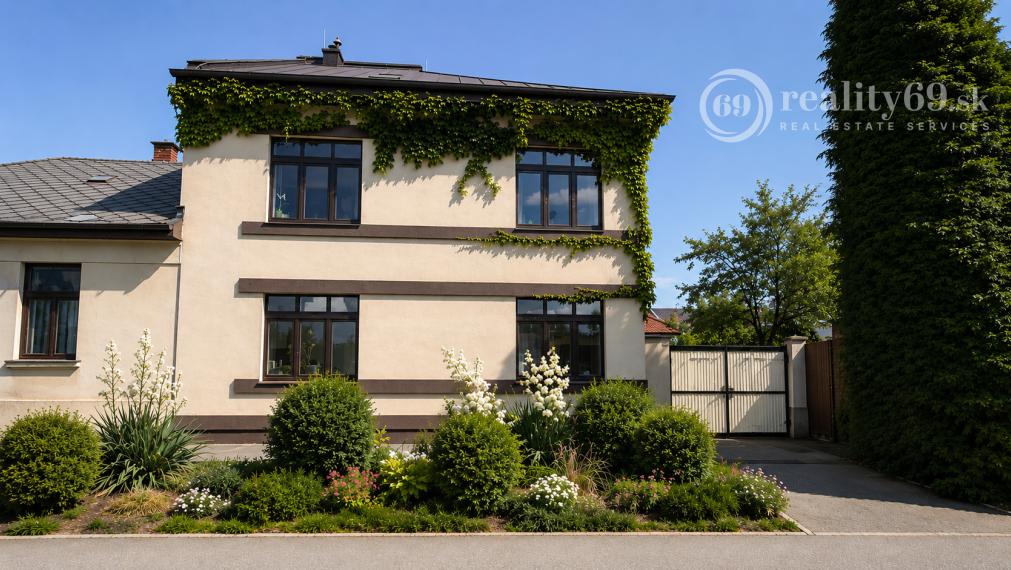 JUH - VÝBORNÁ LOKALITA - SKLADNÁ POSCHODOVÝ RODINNÝ DOM 300 M2