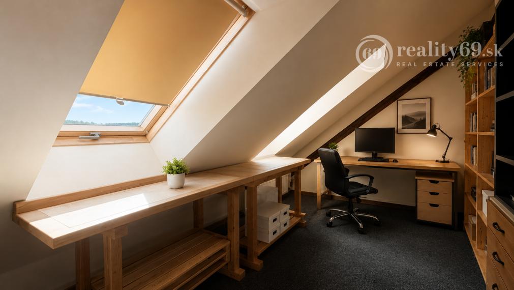 JUH - VÝBORNÁ LOKALITA - SKLADNÁ POSCHODOVÝ RODINNÝ DOM 300 M2