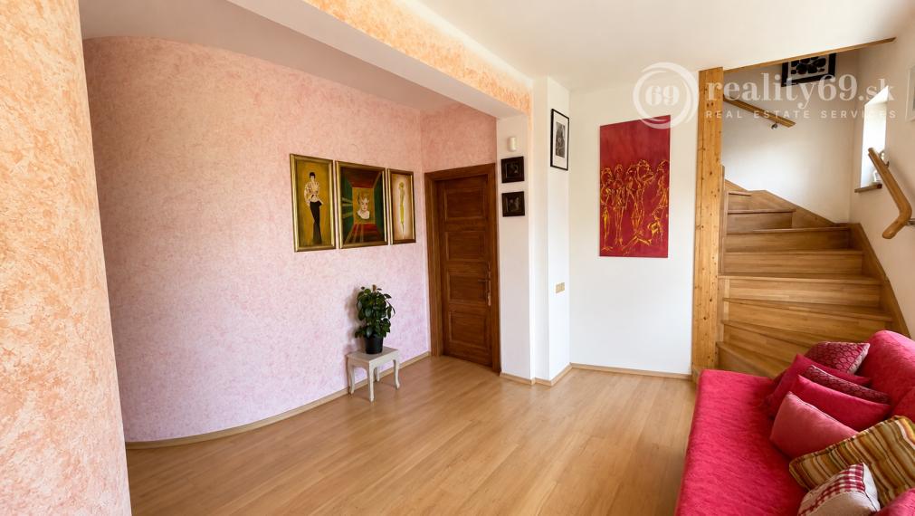 JUH - VÝBORNÁ LOKALITA - SKLADNÁ POSCHODOVÝ RODINNÝ DOM 300 M2