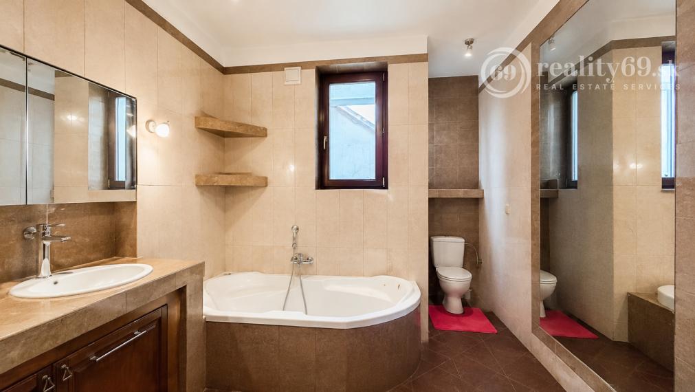 JUH - VÝBORNÁ LOKALITA - SKLADNÁ POSCHODOVÝ RODINNÝ DOM 300 M2