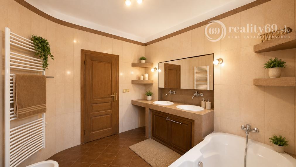 JUH - VÝBORNÁ LOKALITA - SKLADNÁ POSCHODOVÝ RODINNÝ DOM 300 M2