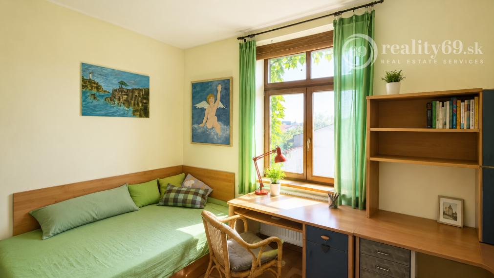 JUH - VÝBORNÁ LOKALITA - SKLADNÁ POSCHODOVÝ RODINNÝ DOM 300 M2