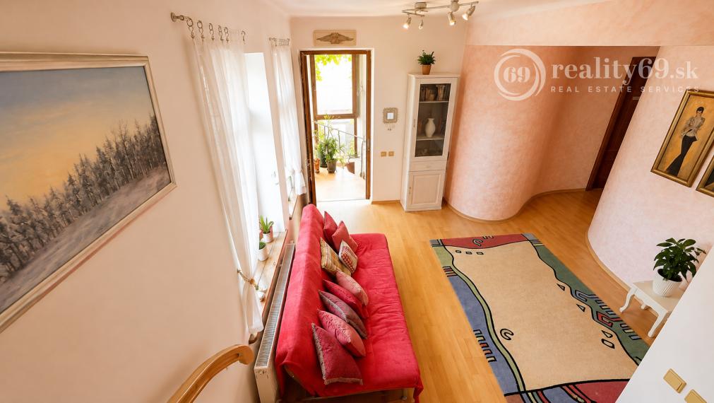 JUH - VÝBORNÁ LOKALITA - SKLADNÁ POSCHODOVÝ RODINNÝ DOM 300 M2