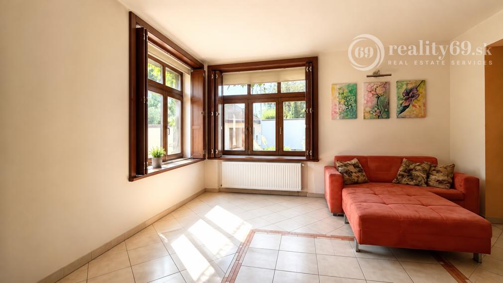 JUH - VÝBORNÁ LOKALITA - SKLADNÁ POSCHODOVÝ RODINNÝ DOM 300 M2