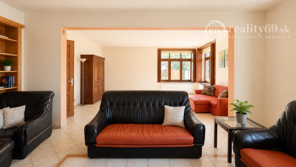 JUH - VÝBORNÁ LOKALITA - SKLADNÁ POSCHODOVÝ RODINNÝ DOM 300 M2