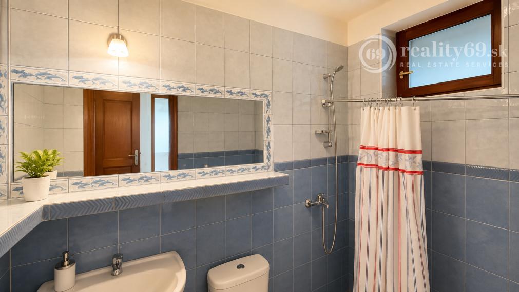 JUH - VÝBORNÁ LOKALITA - SKLADNÁ POSCHODOVÝ RODINNÝ DOM 300 M2