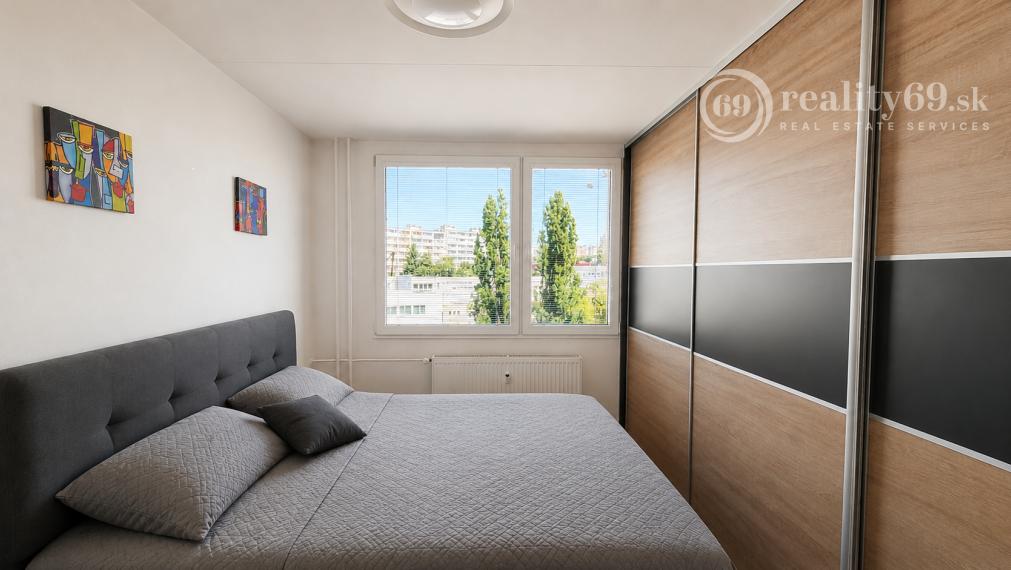 KOŠICE – FURČA PRIESTRANNÝ 3-IZBOVÝ BYT PO KOMPLETNEJ REKONŠTRUKCII, 71 M2 + LODŽIA