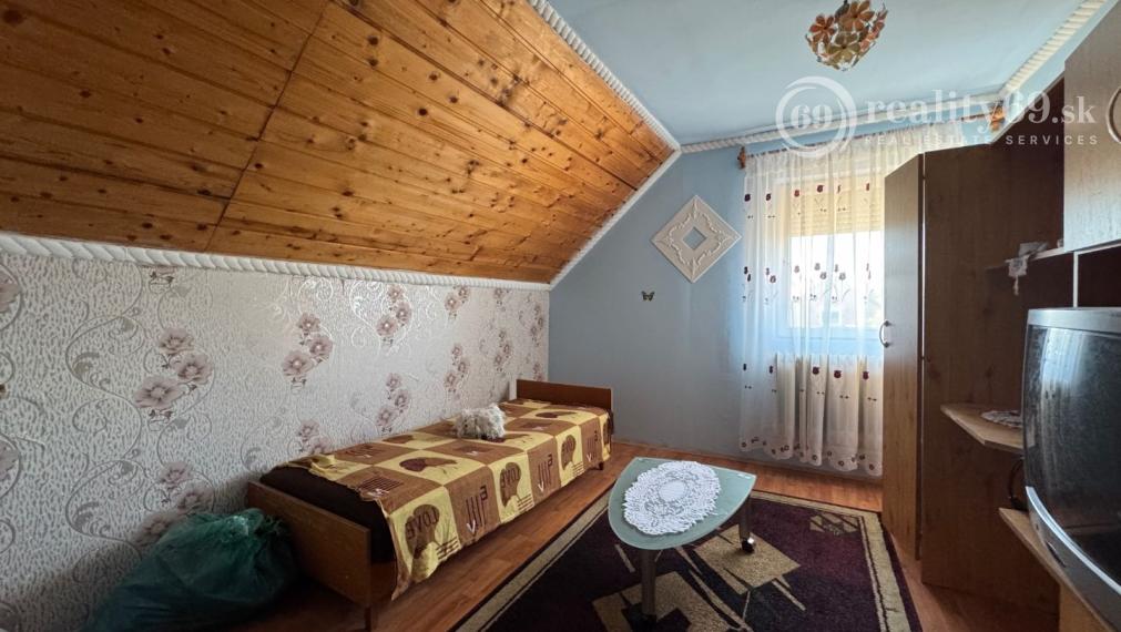 MAĎARSKO - ENCS  5 IZBOVÝ POSCHODOVÝ DOM + 2 IZBOVÝ DOM, ZÁHRADA.