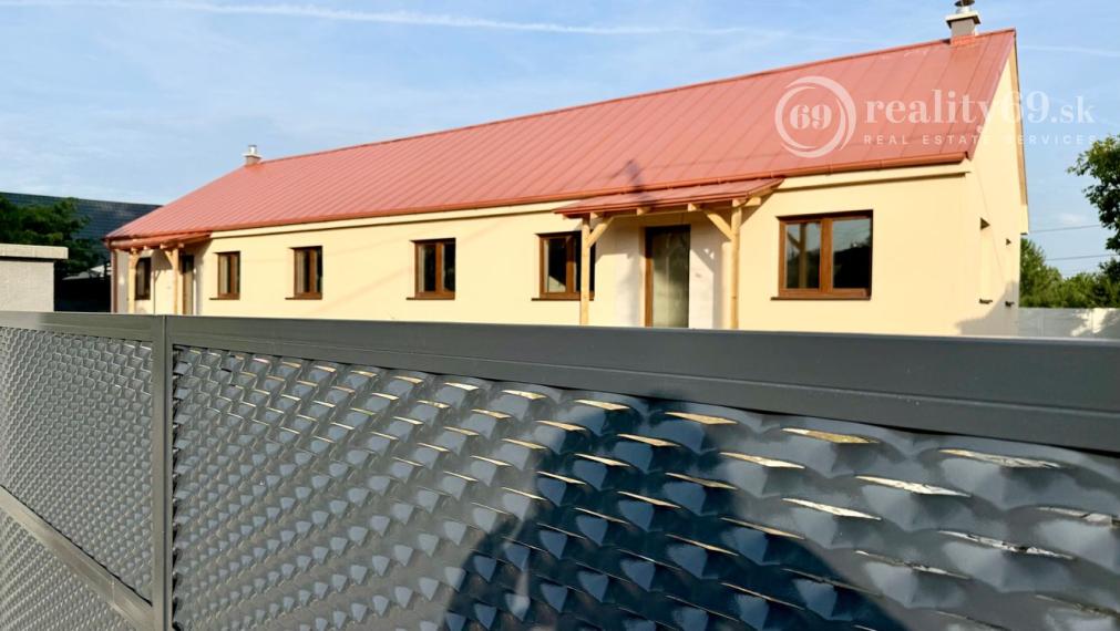 MAĎARSKO - TORNYOSNÉMETI NOVOSTAVBA 4 IZBOVÉHO RD 118 M2, POZEMOK 700M2