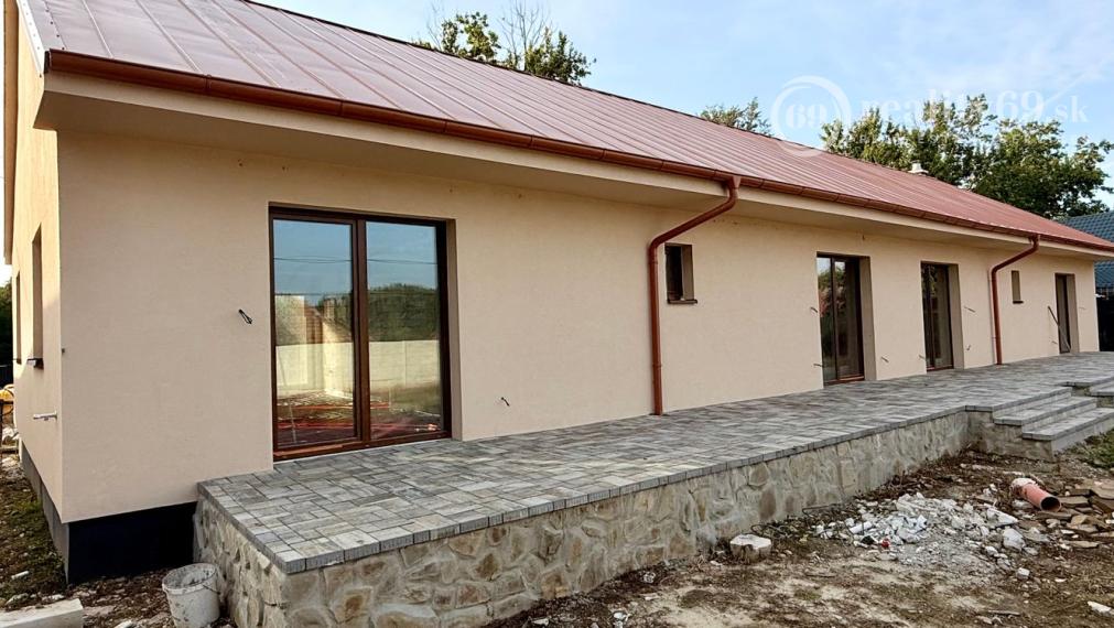 MAĎARSKO - TORNYOSNÉMETI NOVOSTAVBA 4 IZBOVÉHO RD 118 M2, POZEMOK 700M2