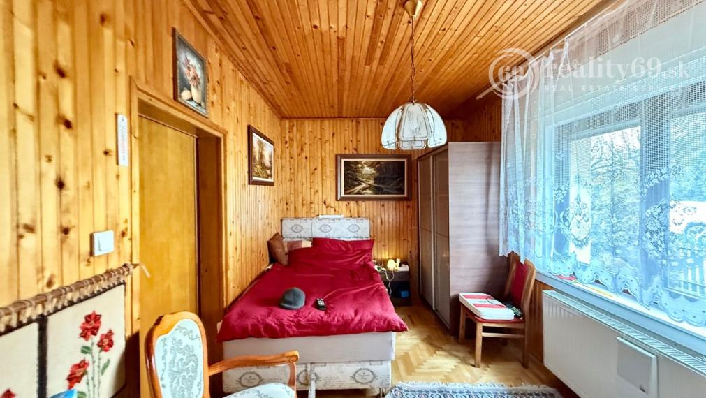 MAĎARSKO - ENCS - 3 IZBOVÝ RODINNÝ DOM S TERASOU, DVOJGARÁŽ, VÝBORNÝ STAV, S PEKNOU UDRŽIAVANOU ZÁHRADOU.