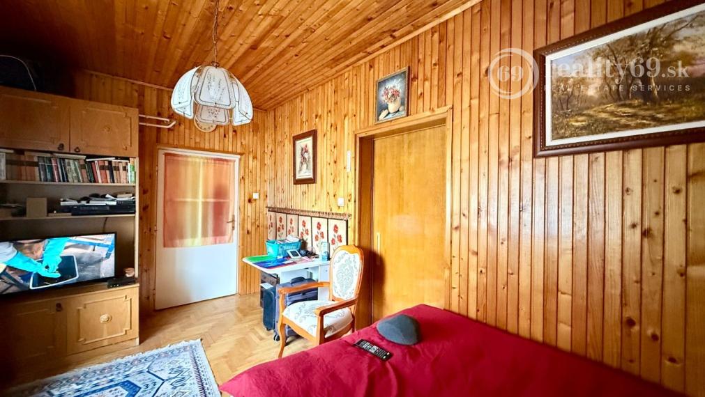 MAĎARSKO - ENCS - 3 IZBOVÝ RODINNÝ DOM S TERASOU, DVOJGARÁŽ, VÝBORNÝ STAV, S PEKNOU UDRŽIAVANOU ZÁHRADOU.