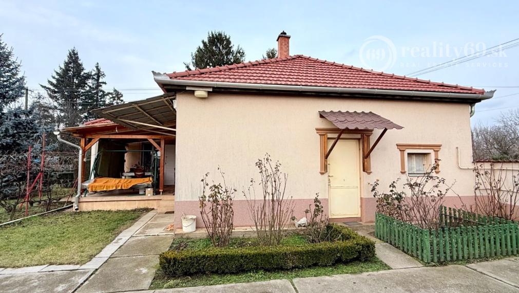 MAĎARSKO - ENCS - 3 IZBOVÝ RODINNÝ DOM S TERASOU, DVOJGARÁŽ, VÝBORNÝ STAV, S PEKNOU UDRŽIAVANOU ZÁHRADOU.