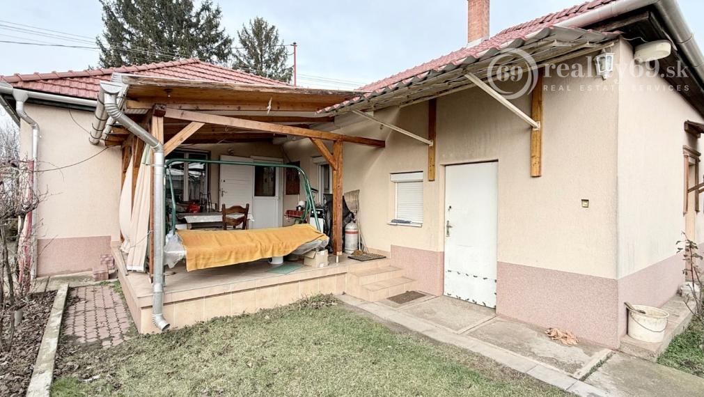 MAĎARSKO - ENCS - 3 IZBOVÝ RODINNÝ DOM S TERASOU, DVOJGARÁŽ, VÝBORNÝ STAV, S PEKNOU UDRŽIAVANOU ZÁHRADOU.