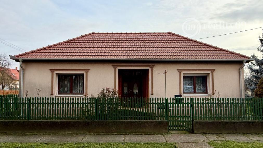 MAĎARSKO - ENCS - 3 IZBOVÝ RODINNÝ DOM S TERASOU, DVOJGARÁŽ, VÝBORNÝ STAV, S PEKNOU UDRŽIAVANOU ZÁHRADOU.