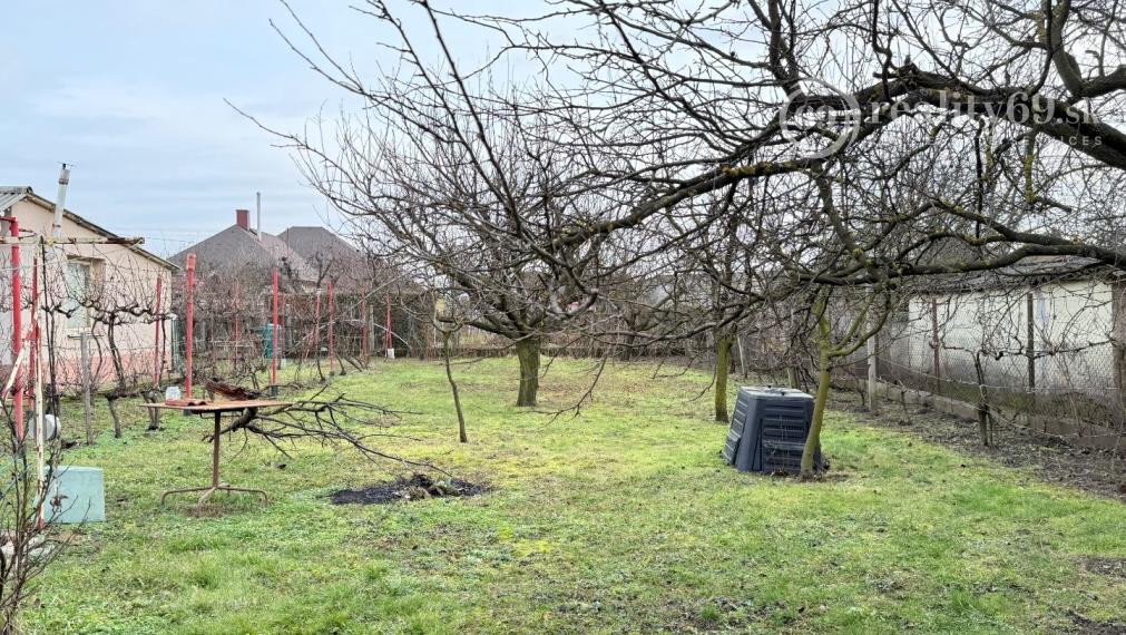 MAĎARSKO - ENCS - 3 IZBOVÝ RODINNÝ DOM S TERASOU, DVOJGARÁŽ, VÝBORNÝ STAV, S PEKNOU UDRŽIAVANOU ZÁHRADOU.