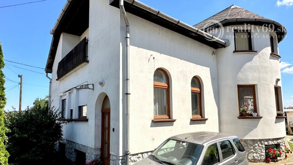 MAĎARSKO - SZENDRO PEKNÝ 5 IZBOVÝ RODINNÝ DOM S 2 BYTOVÝMI JEDNOTKAMI, S TERASOU A GARÁŽOU