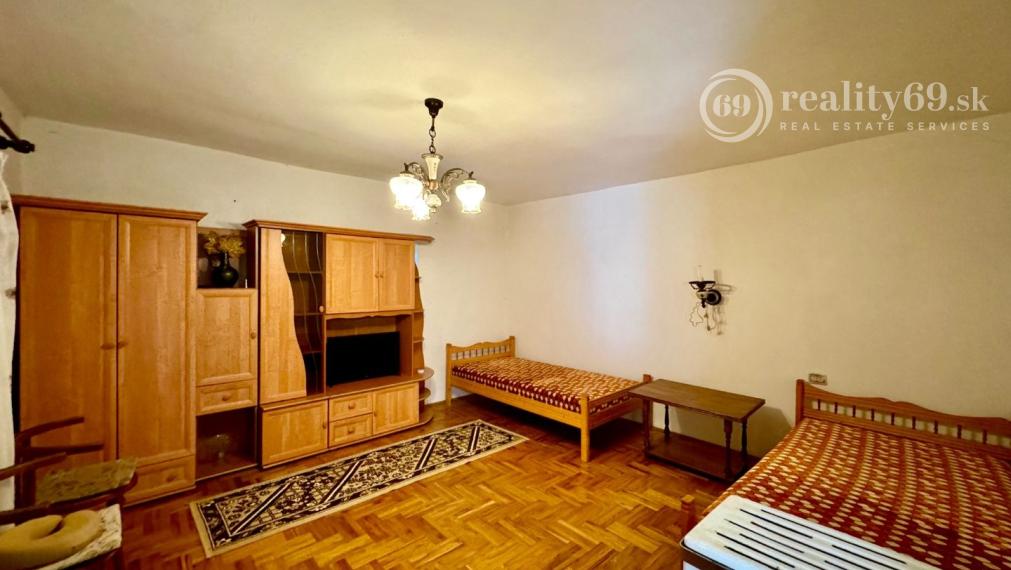 MAĎARSKO - TERESZTENYE  2 IZBOVÝ  RODINNÝ DOM S LETNOU KUCHYŇOU NA POZEMKU 2552 M2