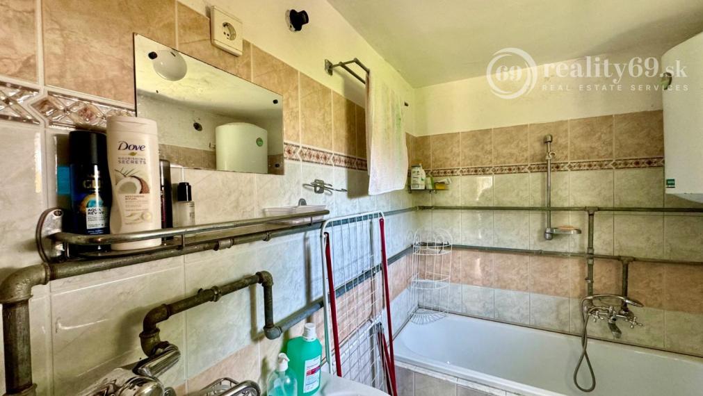 MAĎARSKO - TERESZTENYE  2 IZBOVÝ  RODINNÝ DOM S LETNOU KUCHYŇOU NA POZEMKU 2552 M2