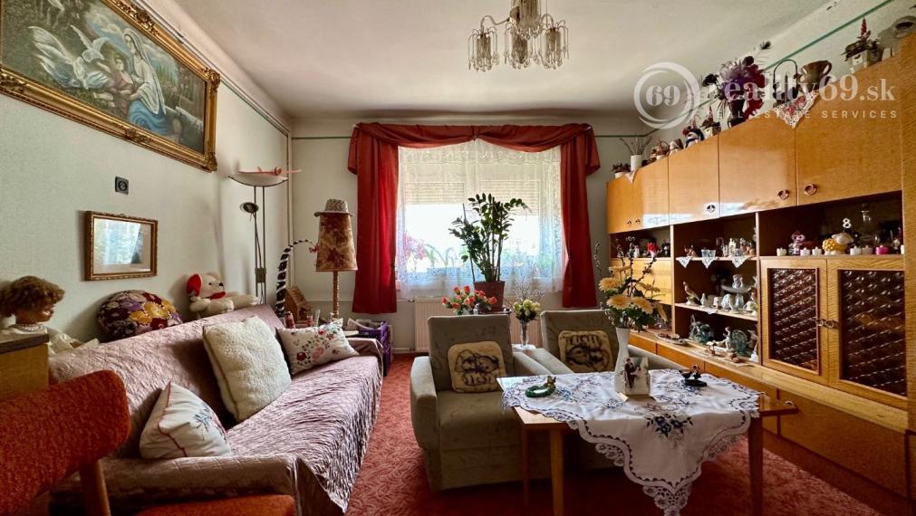 MAĎARSKO - SZENDRŐ ZREKONŠTRUOVANÝ 3 IZBOVÝ RD S PEKNÝM POZEMKOM.