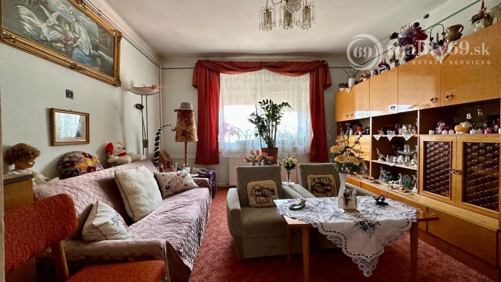 MAĎARSKO - SZENDRŐ ZREKONŠTRUOVANÝ 3 IZBOVÝ RD S PEKNÝM POZEMKOM.