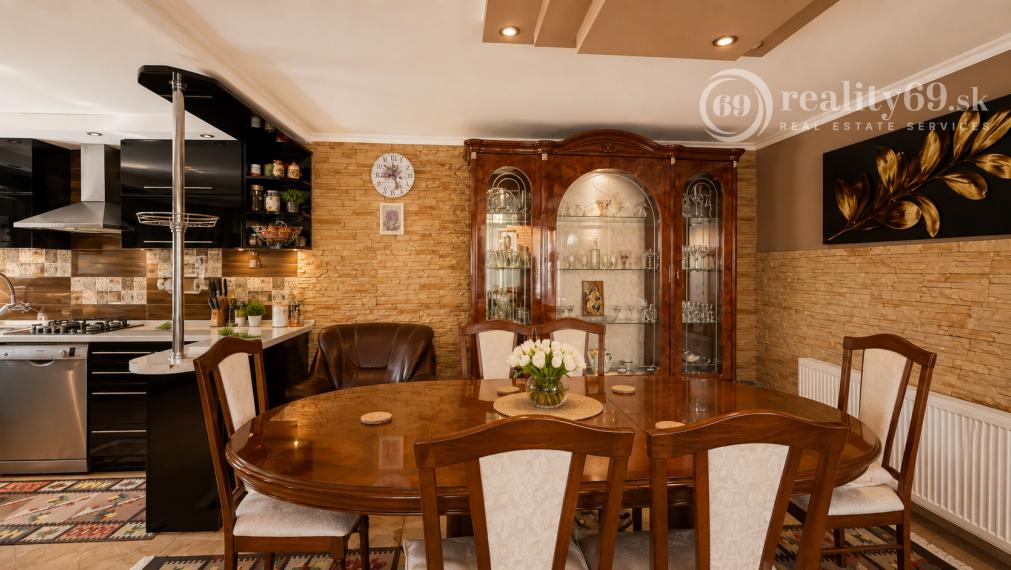 MAĎARSKO - SZUHOGY  4 IZBOVÝ RD 110 M2, POZEMOK 1410 M2