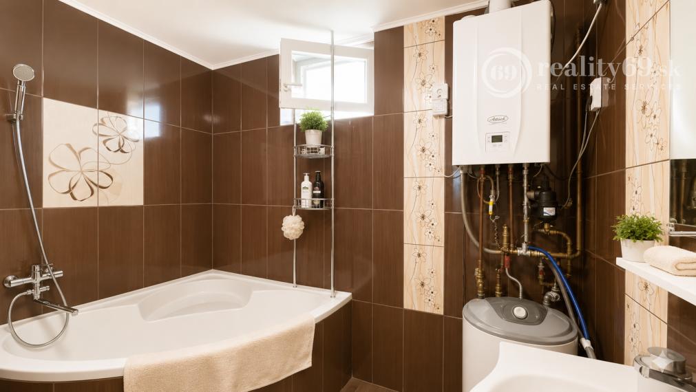 MAĎARSKO - SZUHOGY  4 IZBOVÝ RD 110 M2, POZEMOK 1410 M2