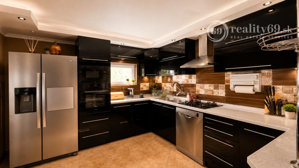 MAĎARSKO - SZUHOGY  4 IZBOVÝ RD 110 M2, POZEMOK 1410 M2
